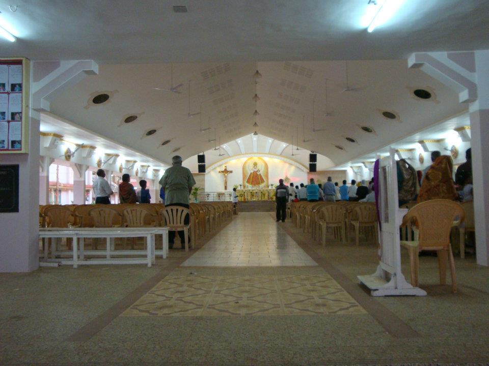 Church nave, Infant Jesus Shrine